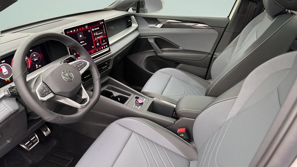 New 2026 Volkswagen Tiguan SE R-Line FWD image 36