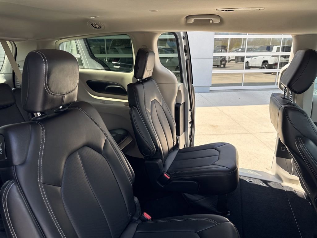 Used 2024 Chrysler Pacifica Touring-L FWD image 38