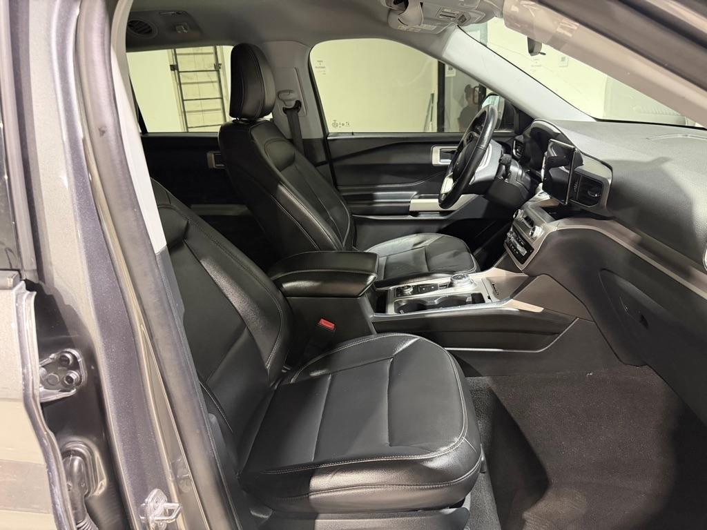 Used 2021 Ford Explorer XLT w/ Equipment Group 202A AWD/4WD image 18