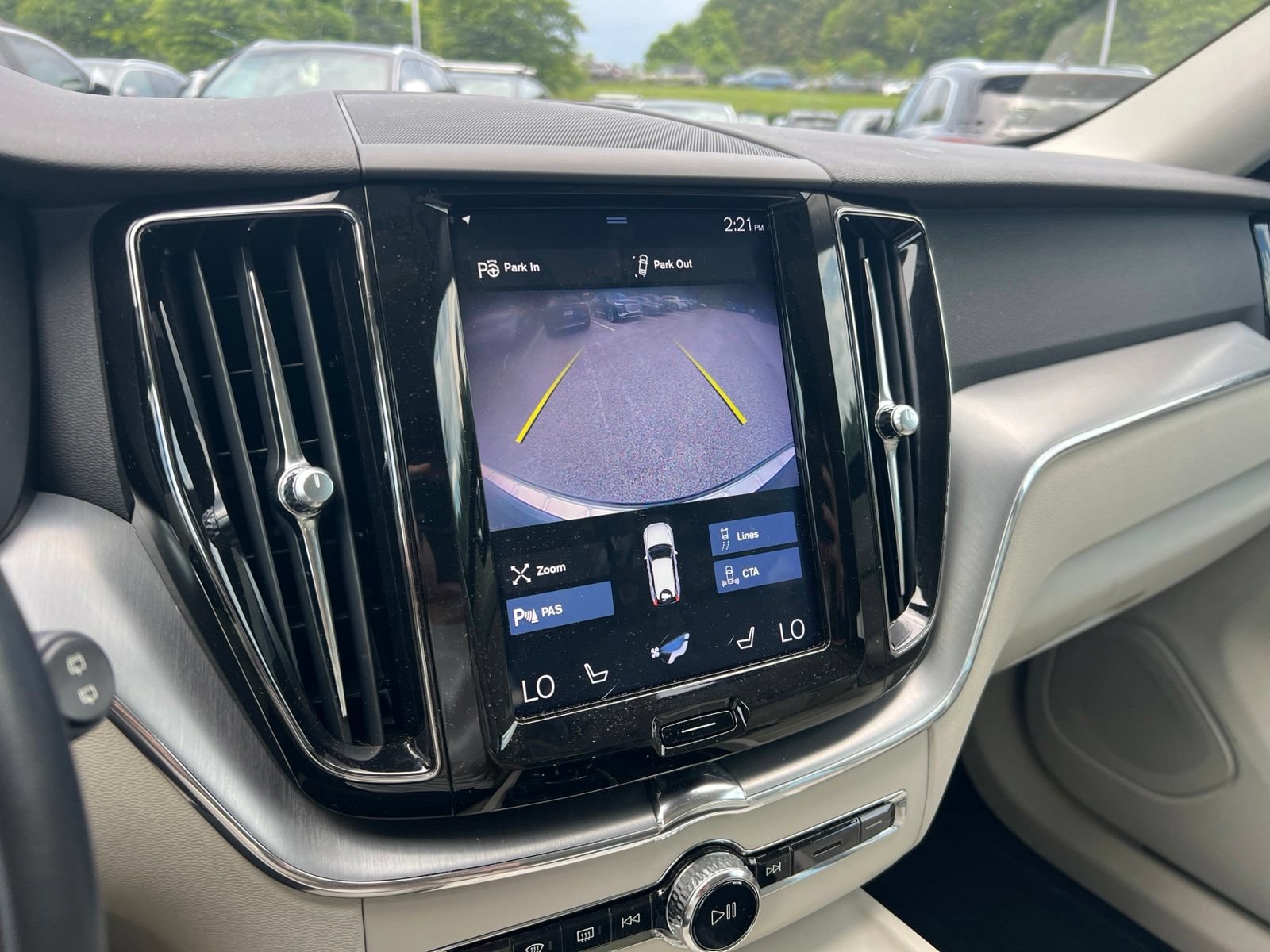 Used 2019 Volvo XC60 T5 Momentum w/ Premium Package FWD image 16