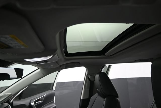 Used 2022 Toyota RAV4 XLE Premium AWD/4WD image 4