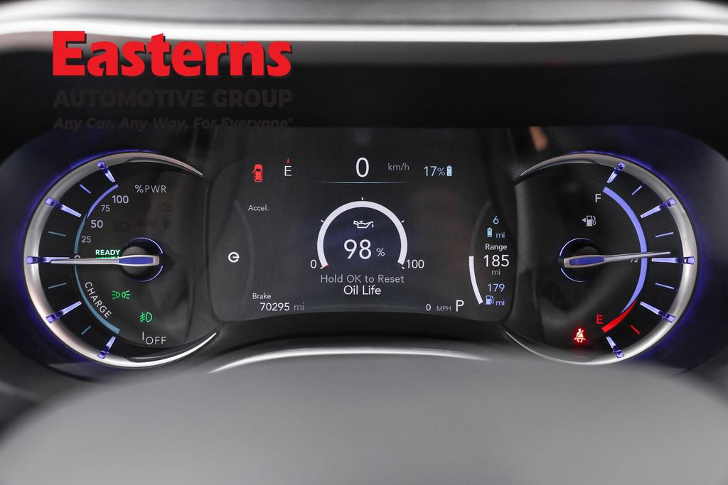 Used 2022 Chrysler Pacifica Touring-L w/ Uconnect Theater Family Group FWD image 18
