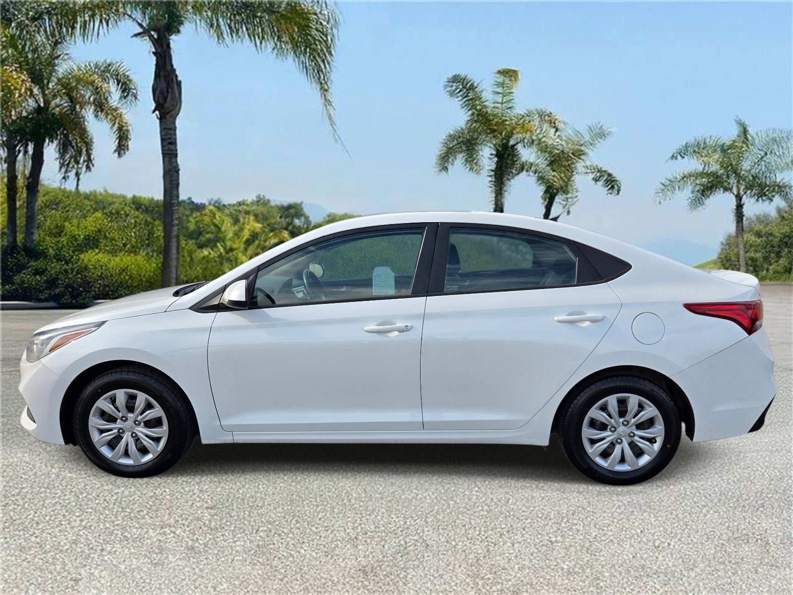 Used 2022 Hyundai Accent SE image 2