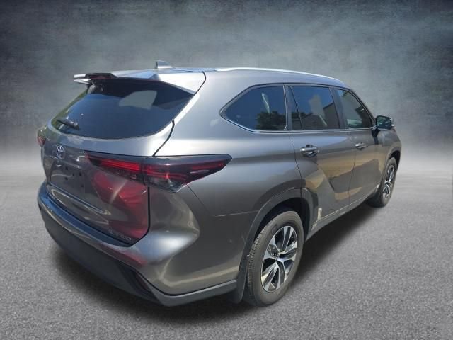 Used 2025 Toyota Highlander XLE AWD/4WD image 4