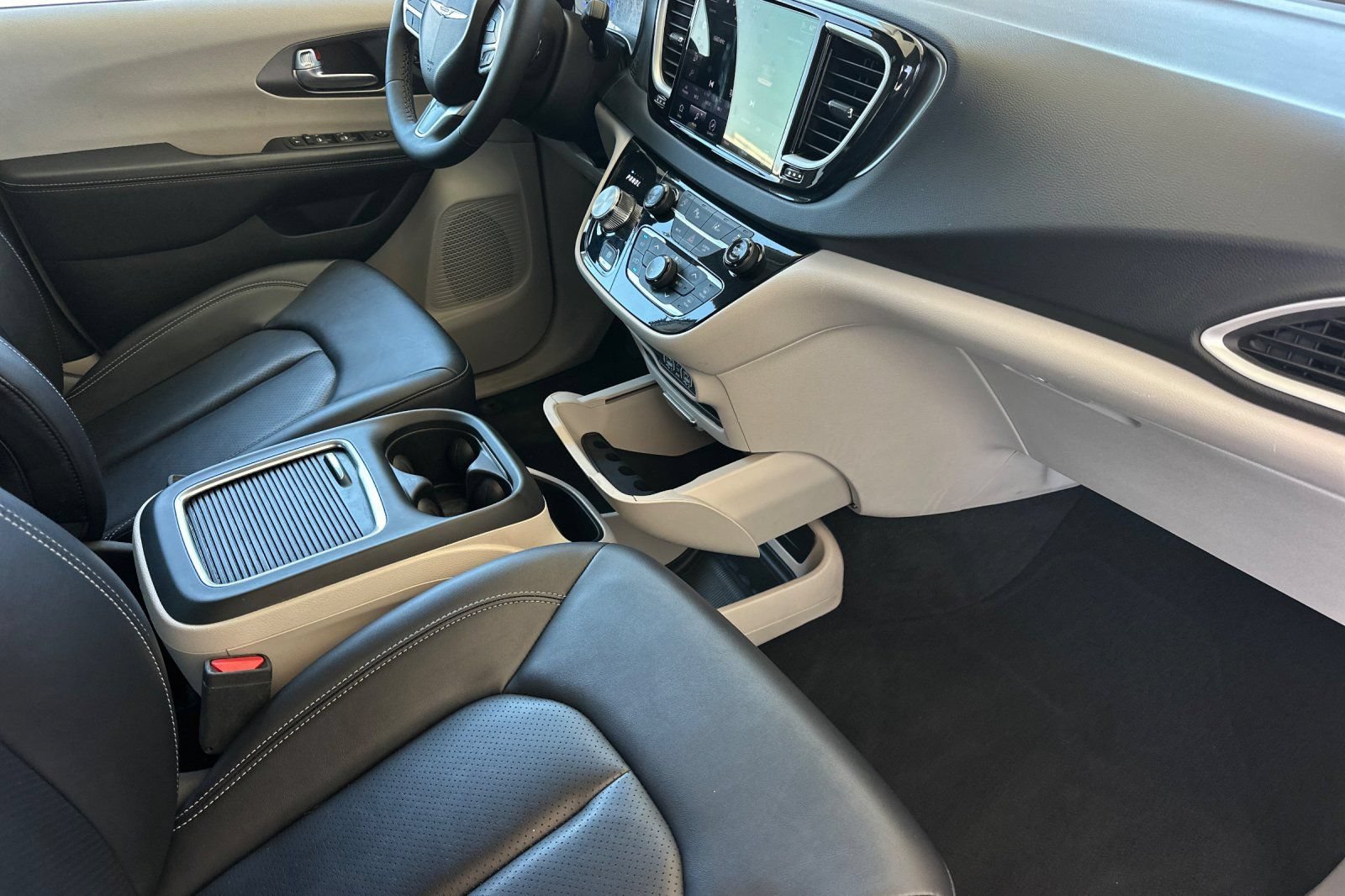 Used 2024 Chrysler Pacifica Touring-L FWD image 16