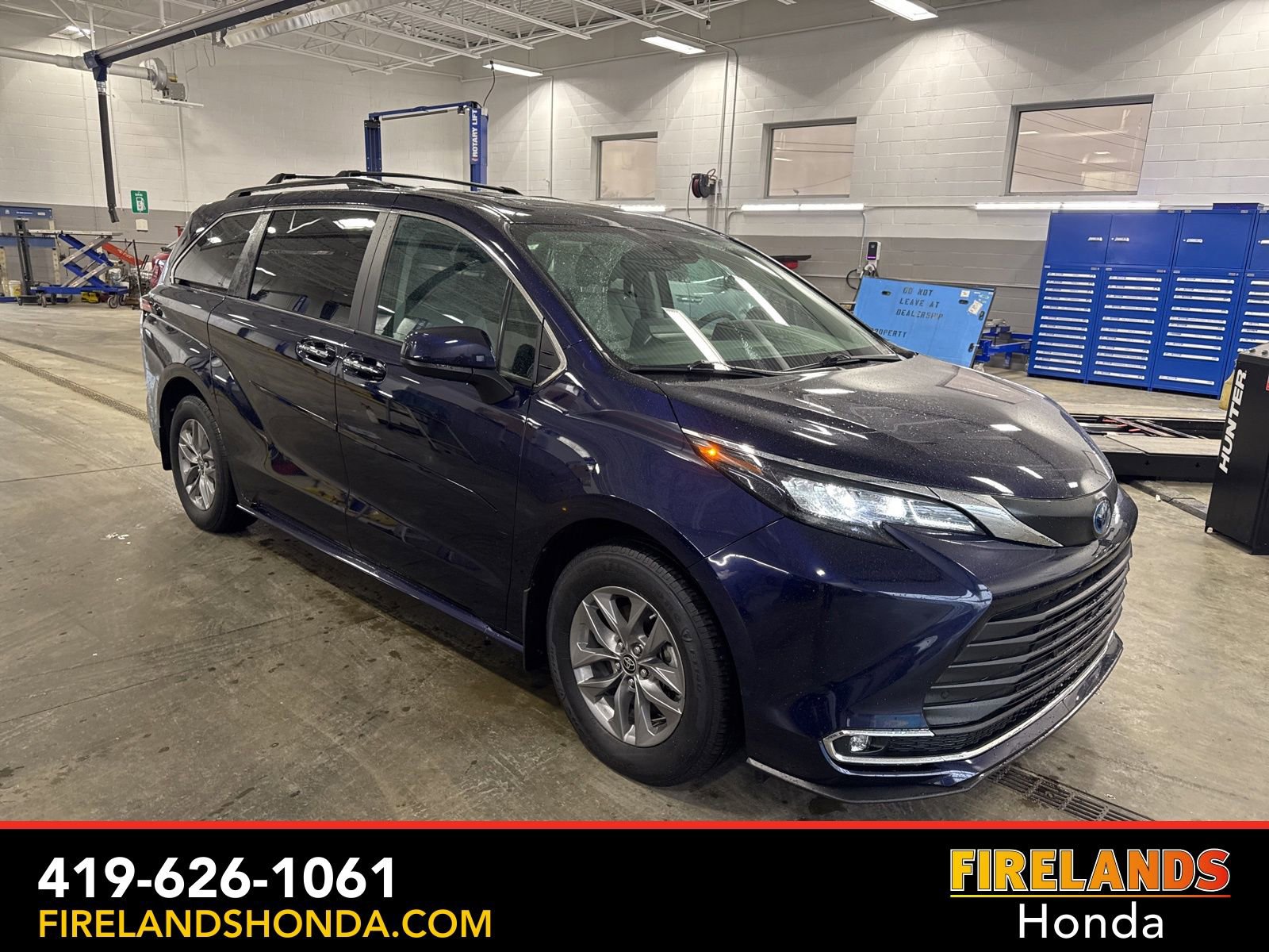 Used 2024 Toyota Sienna XLE AWD/4WD image 7