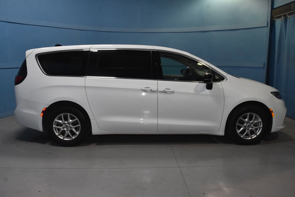 Used 2024 Chrysler Pacifica Touring-L image 23