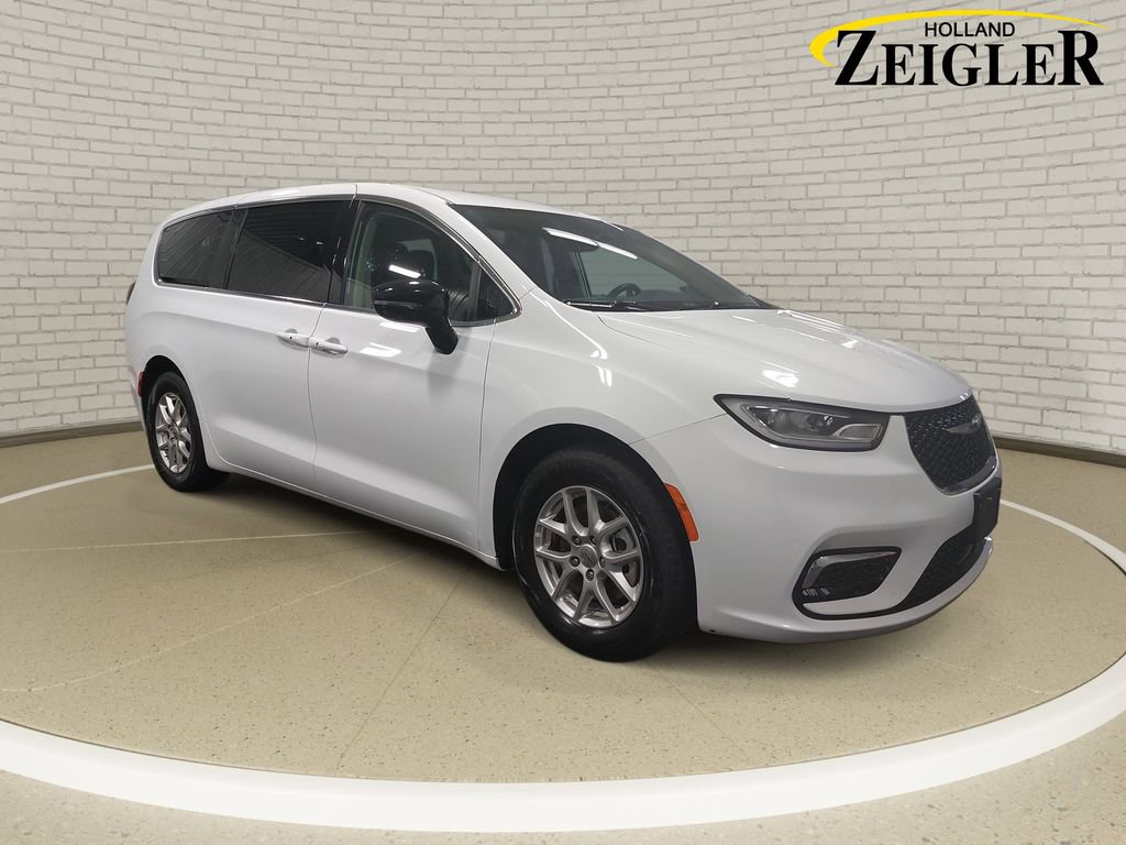 Used 2024 Chrysler Pacifica Touring-L FWD image 3