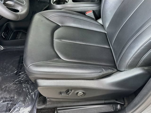 Used 2025 Chrysler Pacifica Select FWD image 19