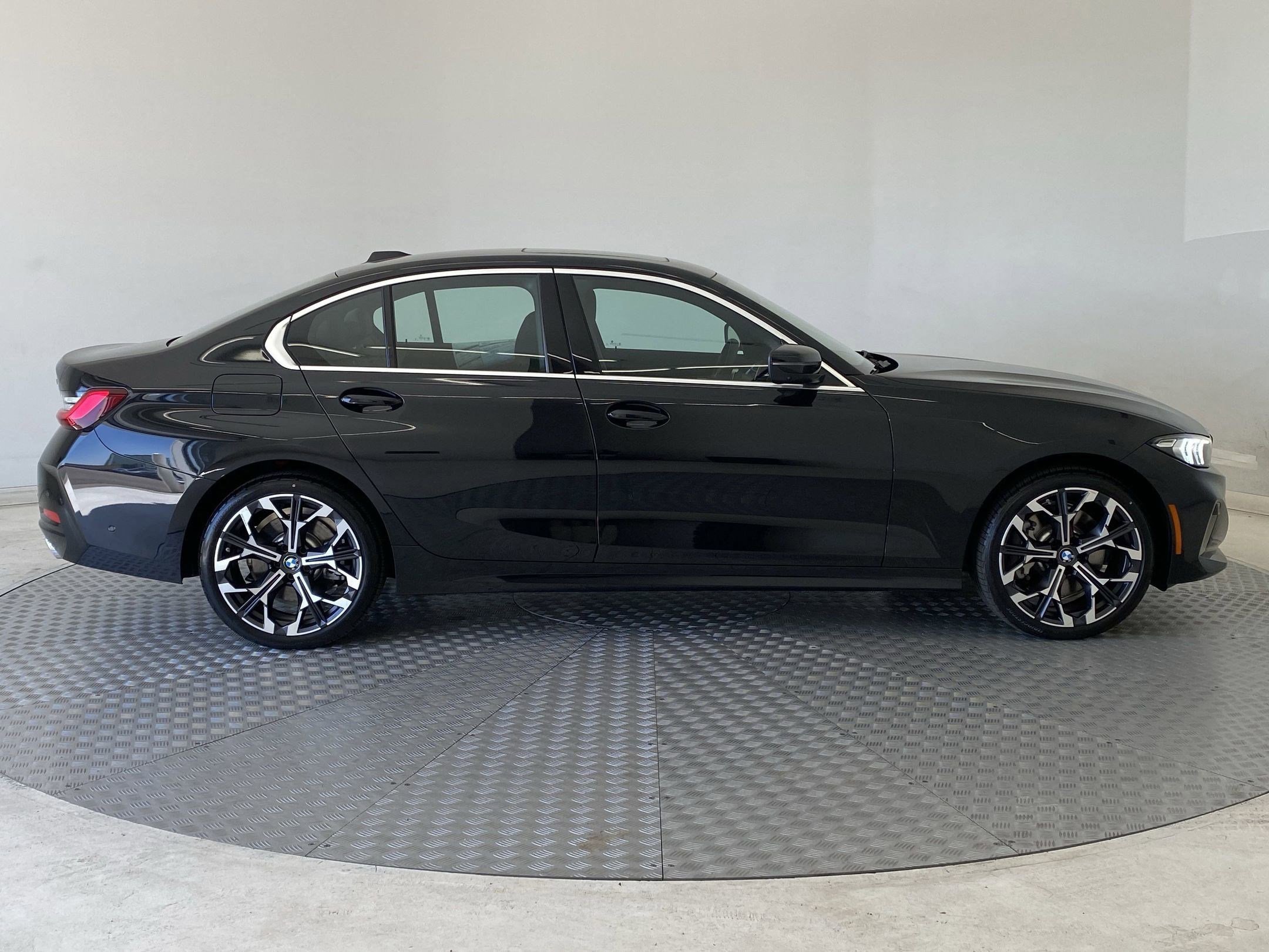 Used 2025 BMW 330i xDrive Sedan w/ Premium Package image 7