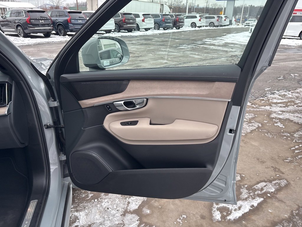 Certified 2025 Volvo XC90 B6 Plus image 39