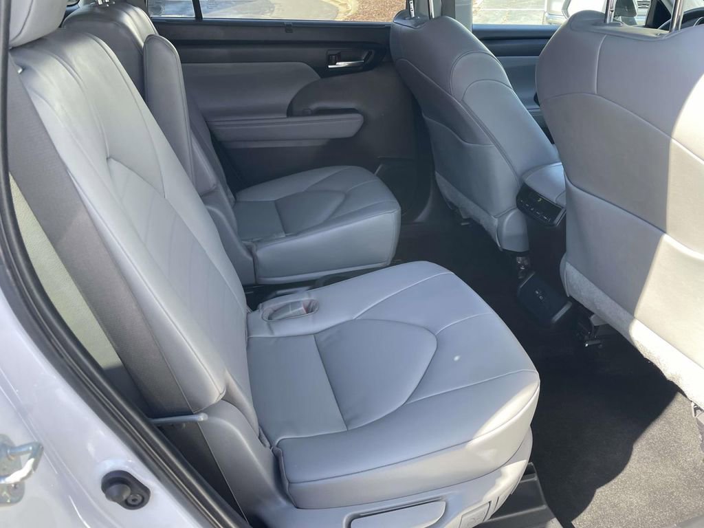 Used 2023 Toyota Highlander XLE AWD/4WD image 44