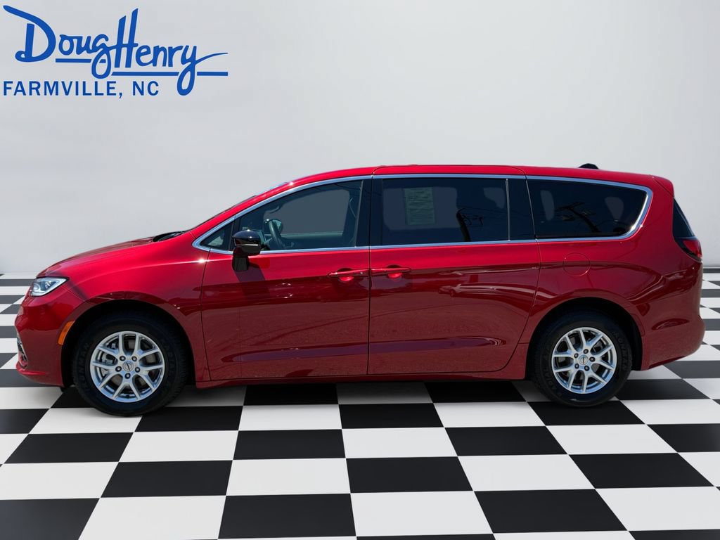 Used 2025 Chrysler Pacifica Select FWD image 2