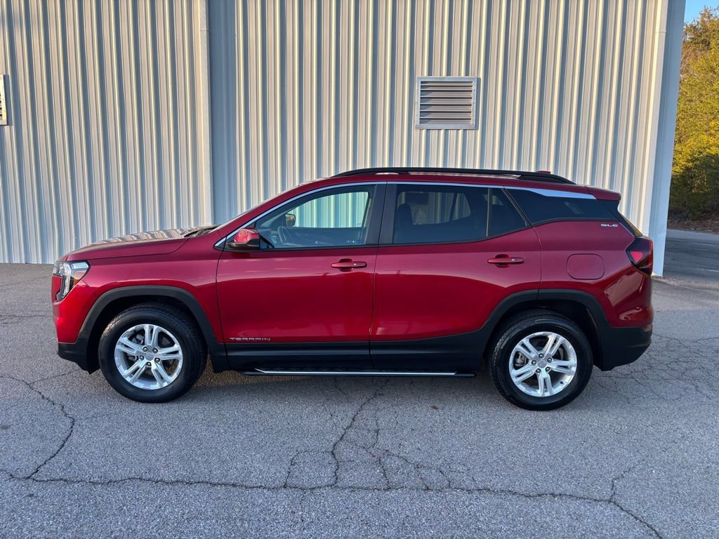 Used 2024 GMC Terrain SLE w/ Driver Convenience Package image 3