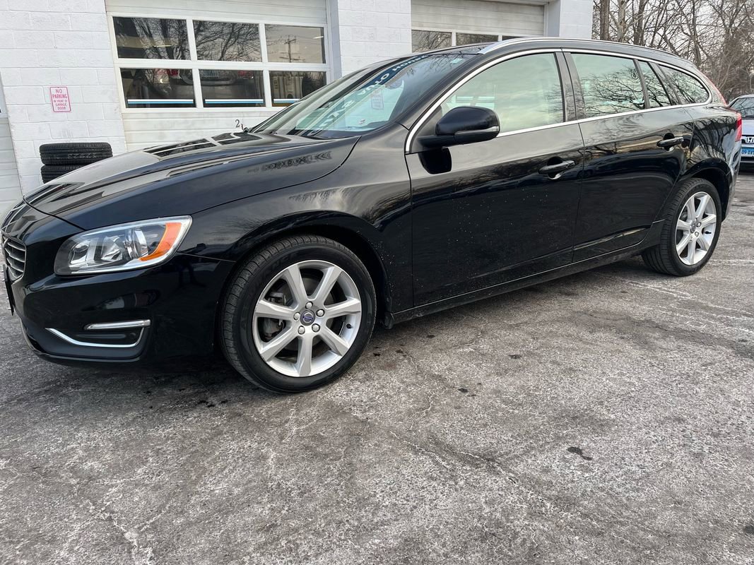 Used 2017 Volvo V60 T5 Premier w/ Convenience Package image 3