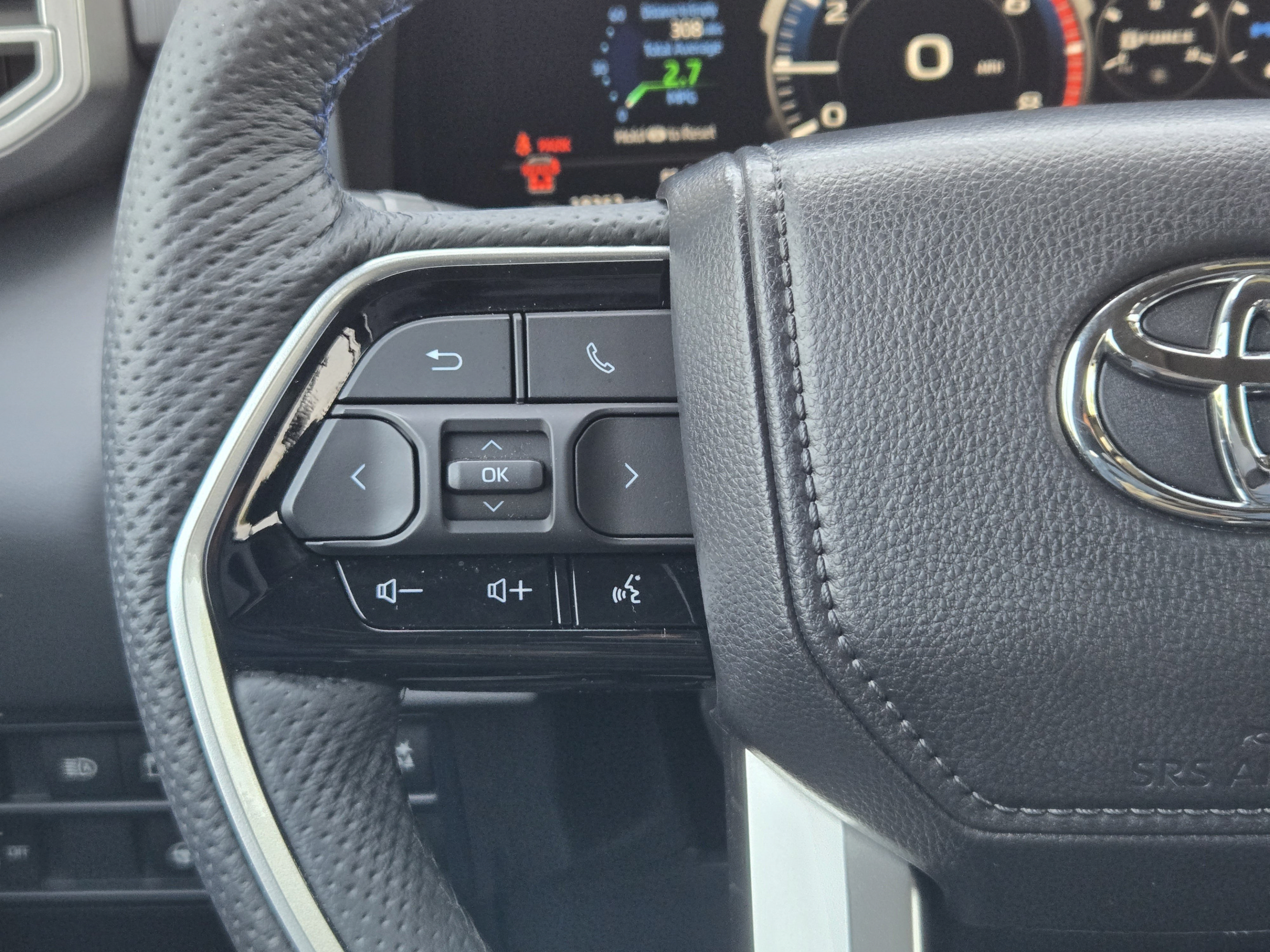 Used 2025 Toyota Sequoia Platinum AWD/4WD image 25