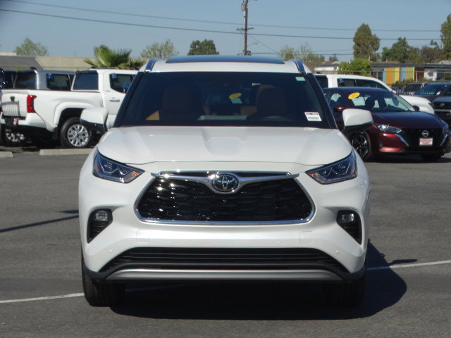 New 2026 Toyota Highlander Platinum image 3