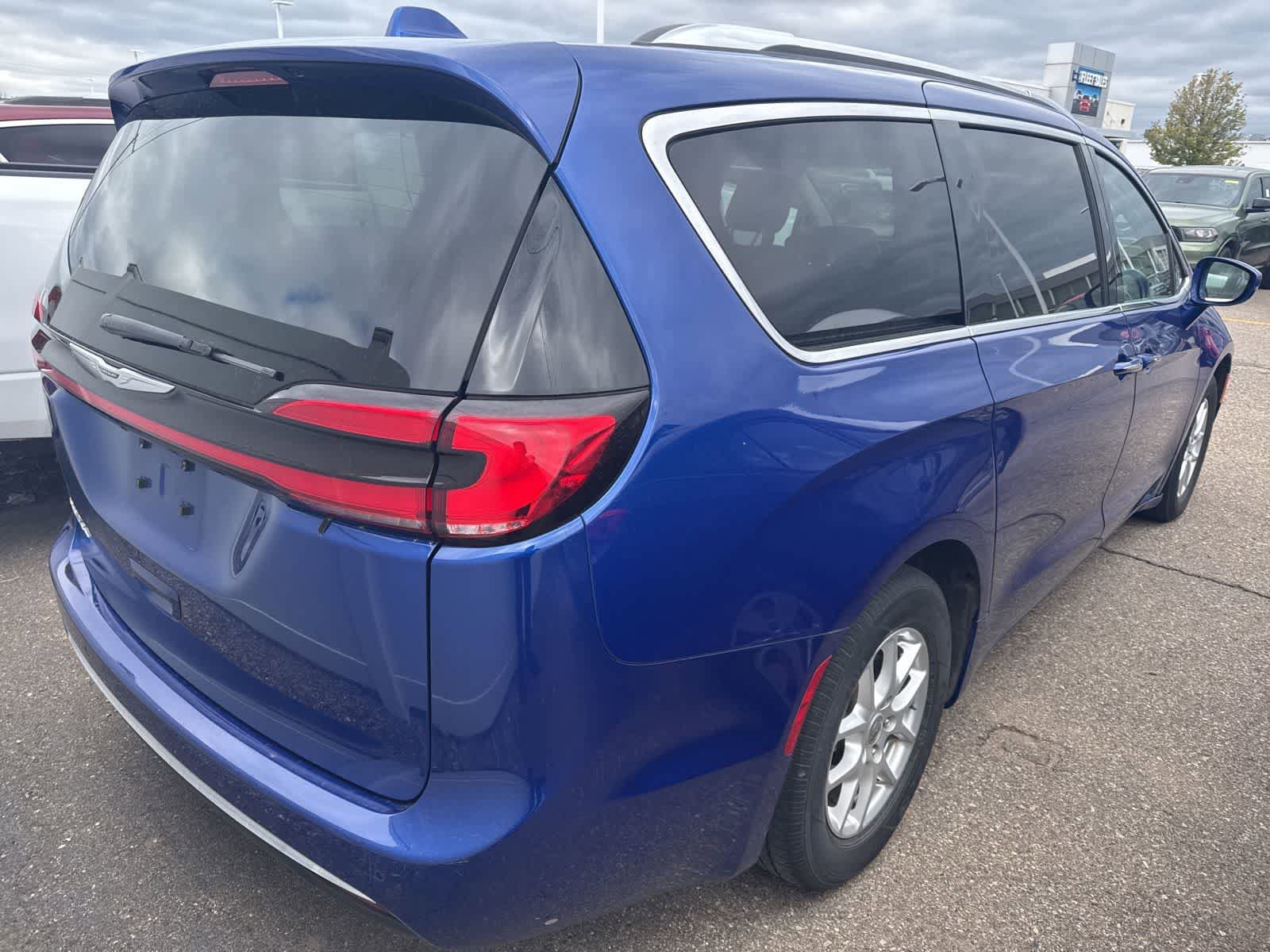 Used 2021 Chrysler Pacifica Touring-L w/ Uconnect Theater Family Group FWD image 11
