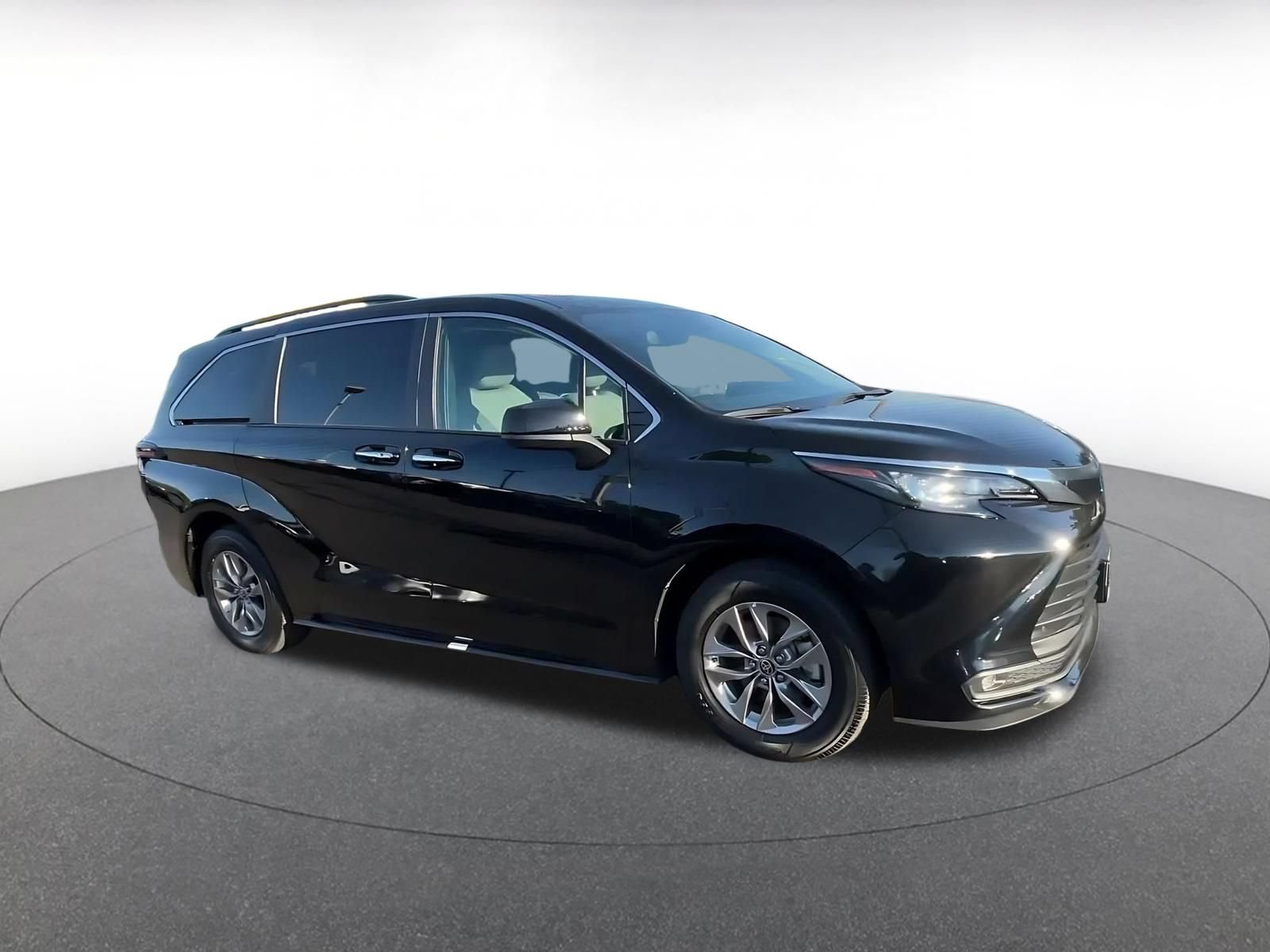 Used 2025 Toyota Sienna XLE FWD image 2