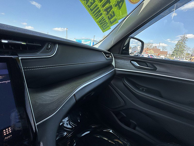 Used 2024 Jeep Grand Cherokee Limited image 28