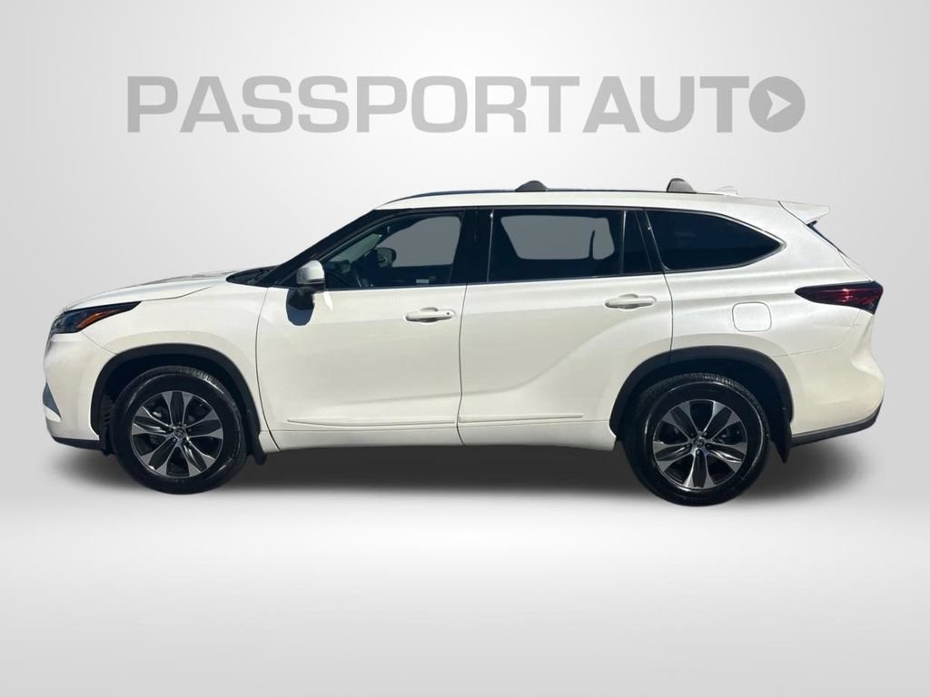 Used 2020 Toyota Highlander XLE AWD/4WD image 9
