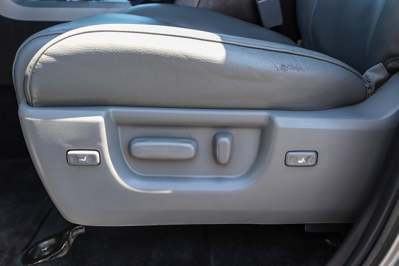 Used 2016 Toyota Sequoia Limited w/ Safety & Convenience Package AWD/4WD image 28