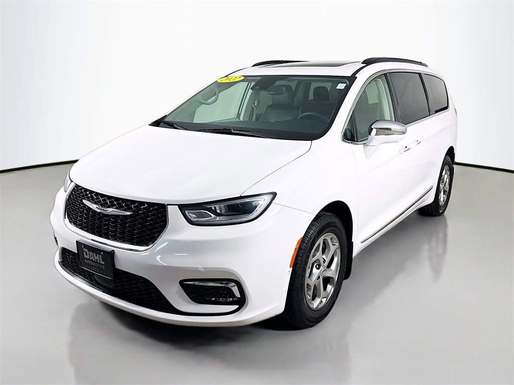 Used 2022 Chrysler Pacifica Limited w/ Uconnect Theater Family Group image 3