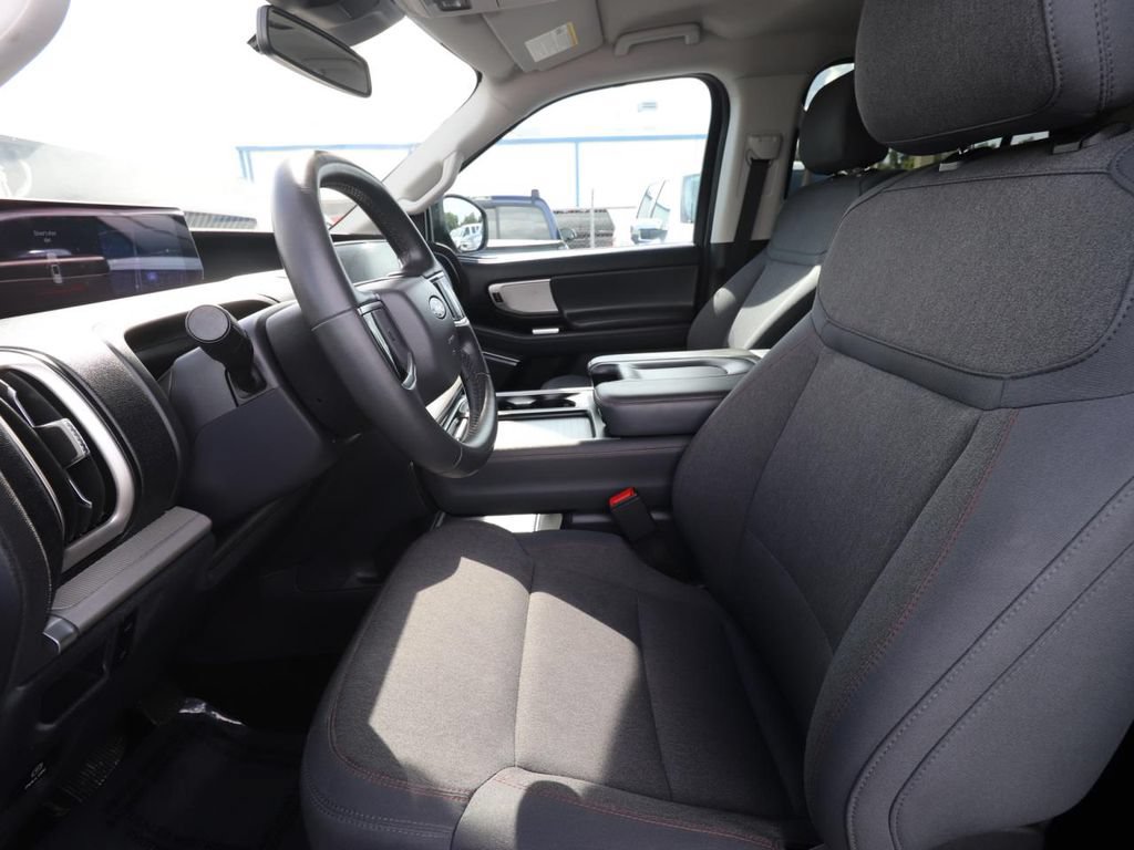 Used 2025 Ford Expedition Active RWD image 2