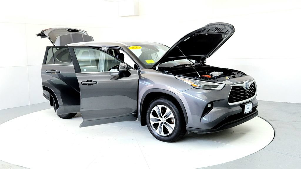 Used 2024 Toyota Highlander XLE AWD/4WD image 12