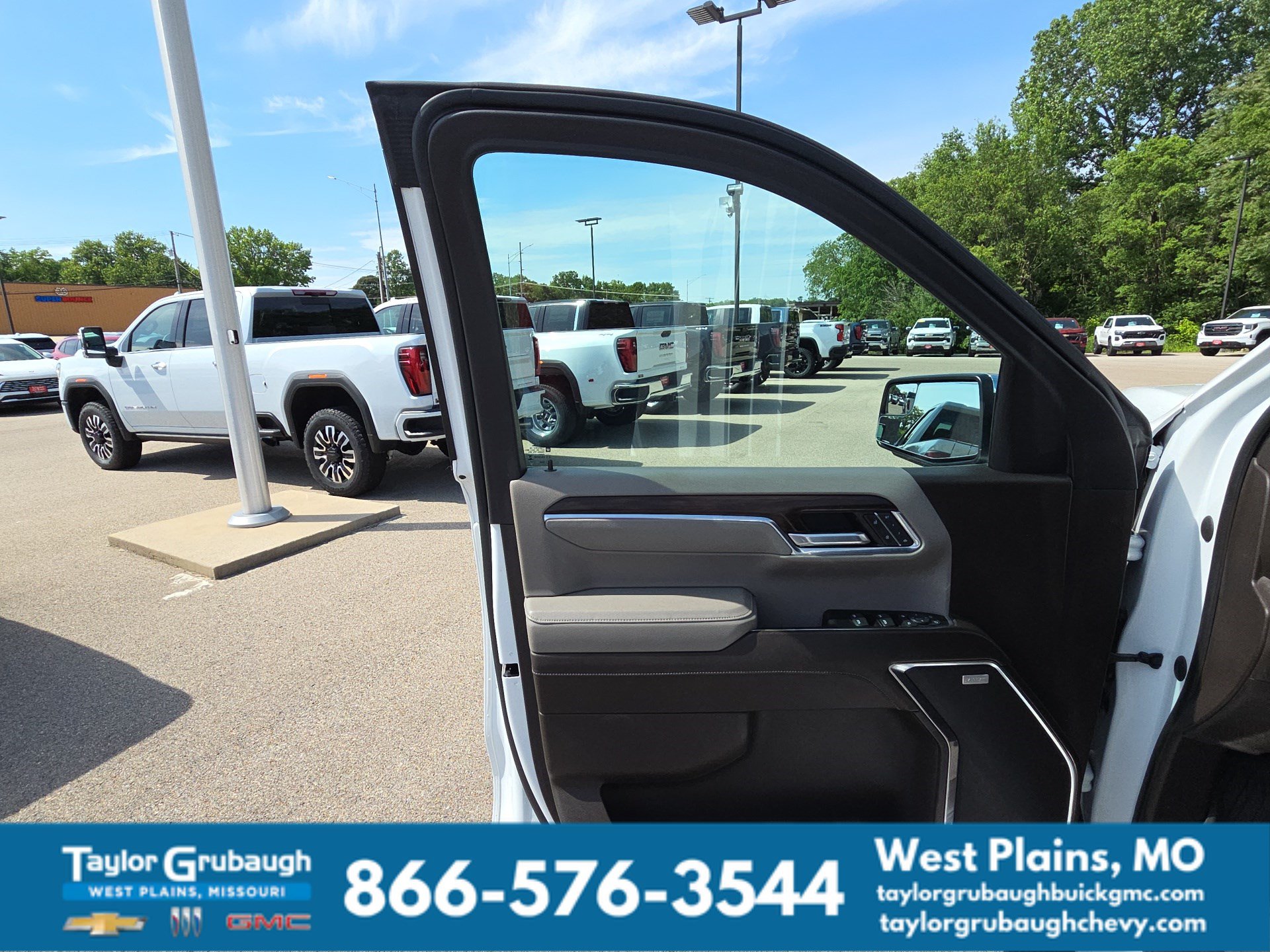 Used 2023 GMC Sierra 1500 SLT w/ SLT Premium Package AWD/4WD image 14