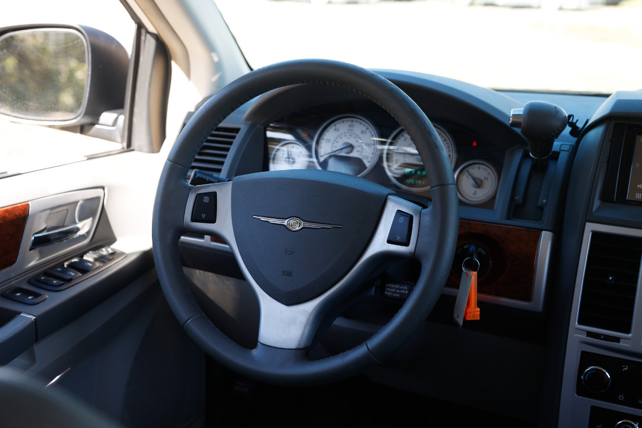 Used 2009 Chrysler Town & Country Touring image 31