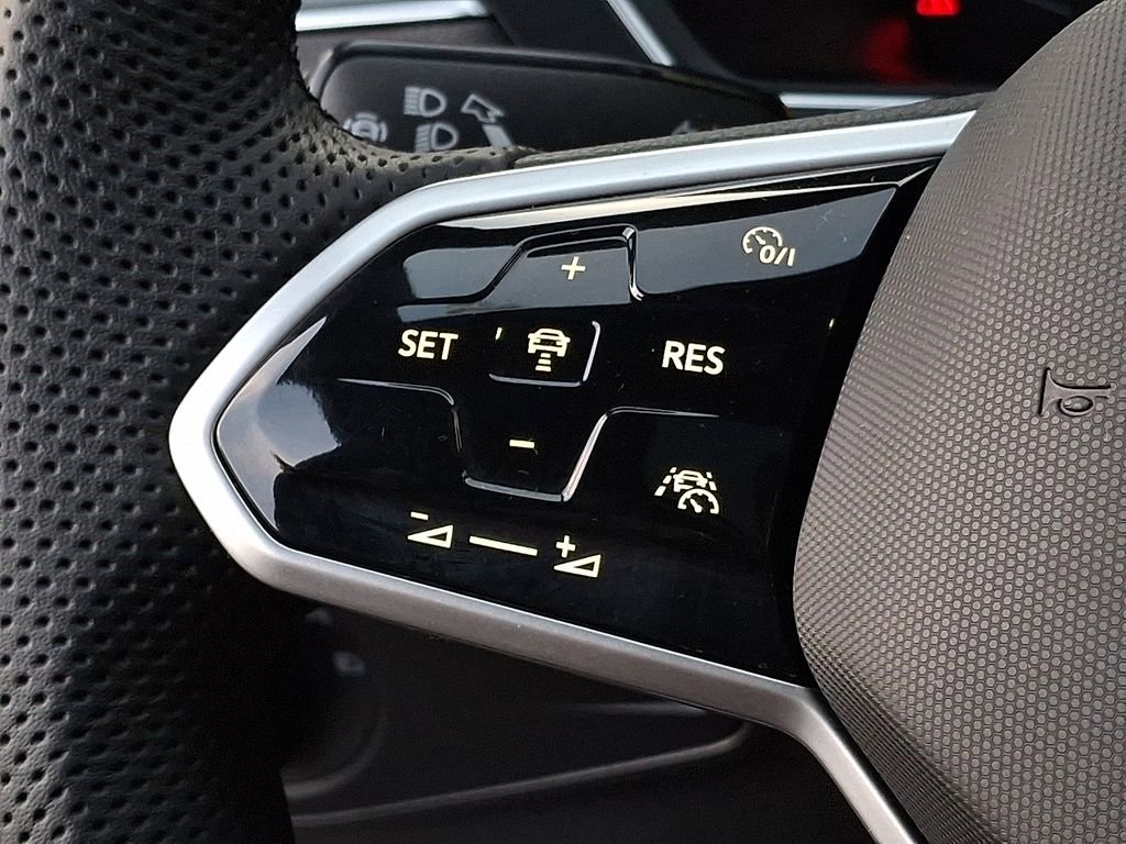 Used 2022 Volkswagen Tiguan SEL R-Line AWD/4WD image 17