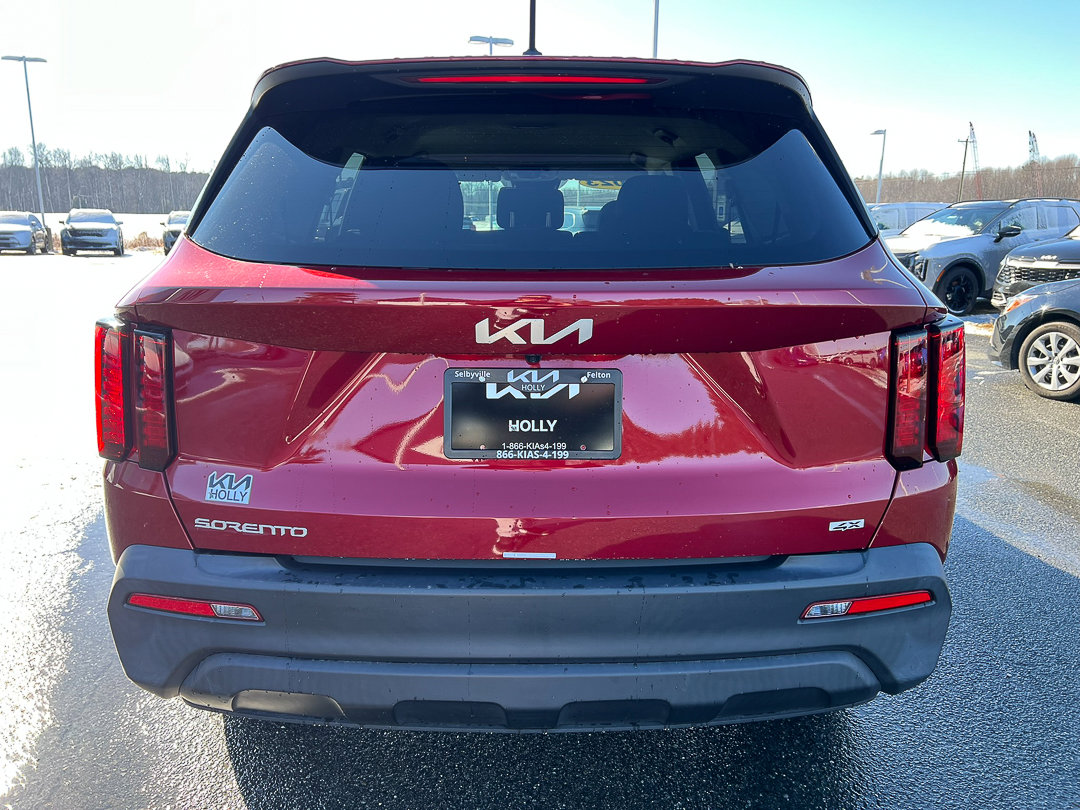 Used 2023 Kia Sorento LX image 4