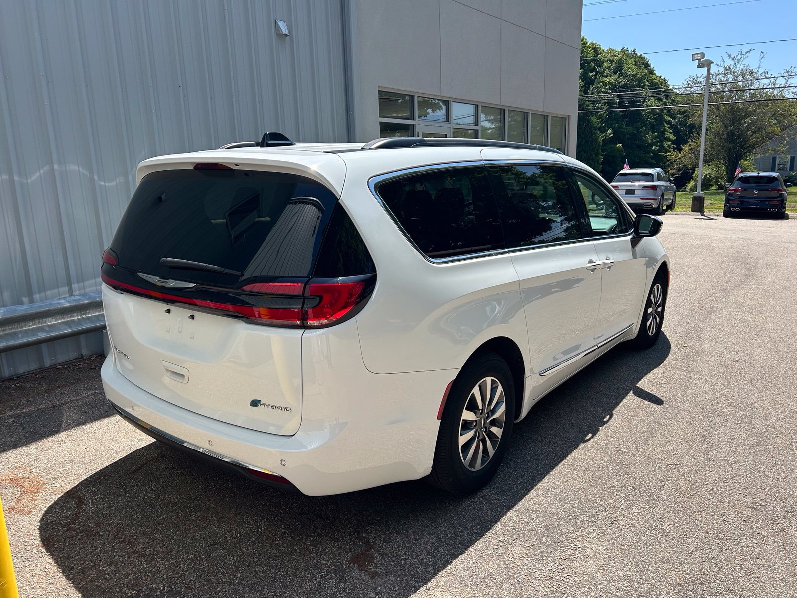 Used 2023 Chrysler Pacifica Limited w/ Uconnect Theater Family Group FWD image 5