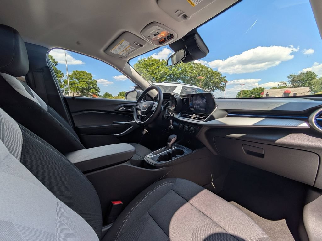 Used 2025 Chevrolet Trax LS FWD image 32