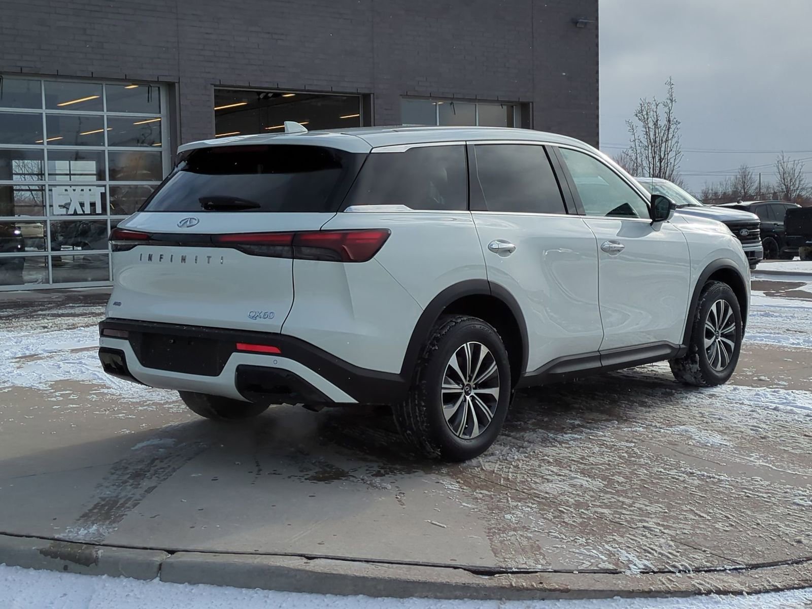 Used 2023 INFINITI QX60 Pure image 7