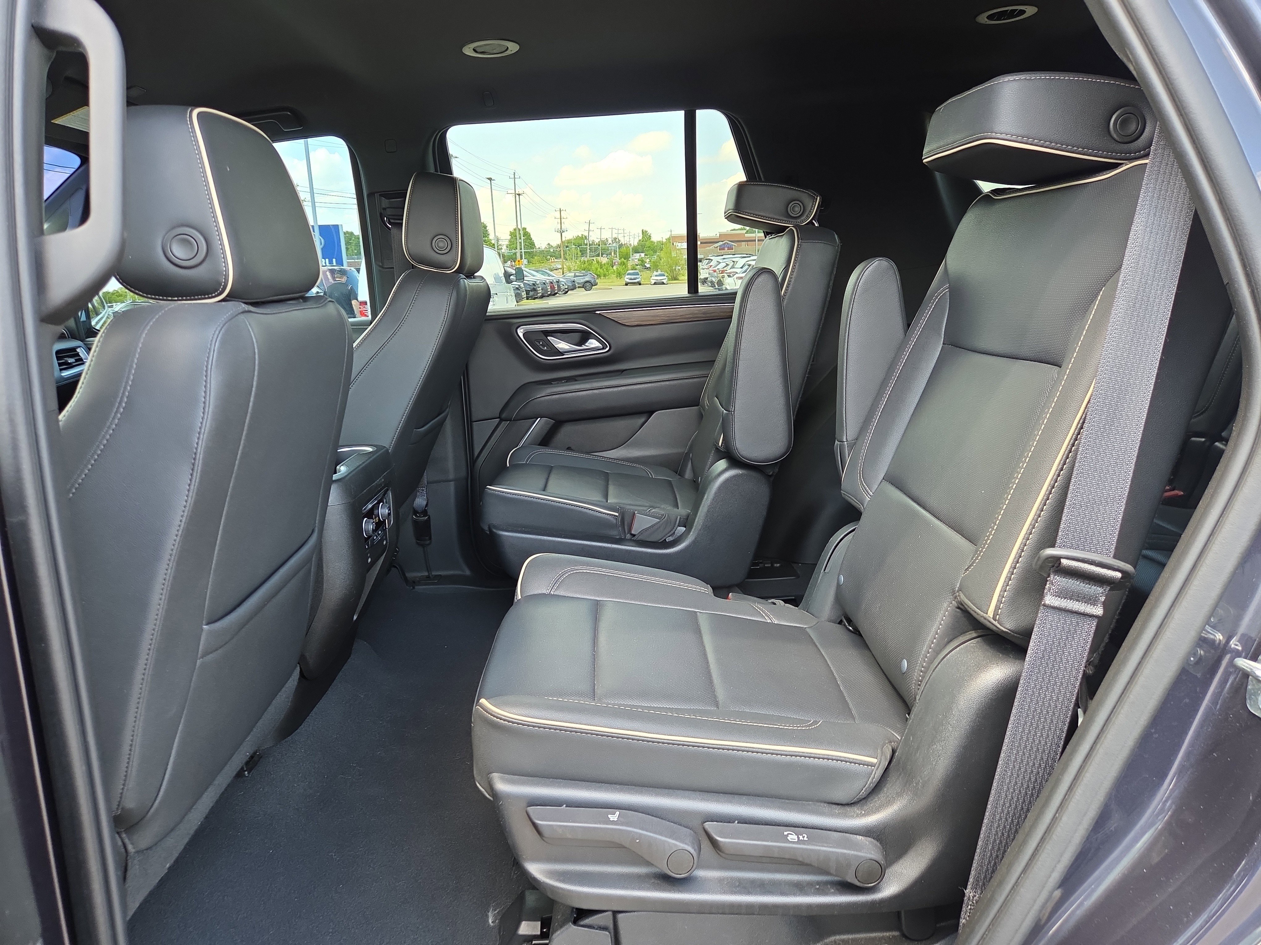 Used 2023 Chevrolet Tahoe Premier RWD image 11
