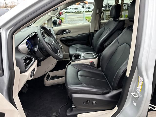 Used 2024 Chrysler Pacifica Touring-L image 17