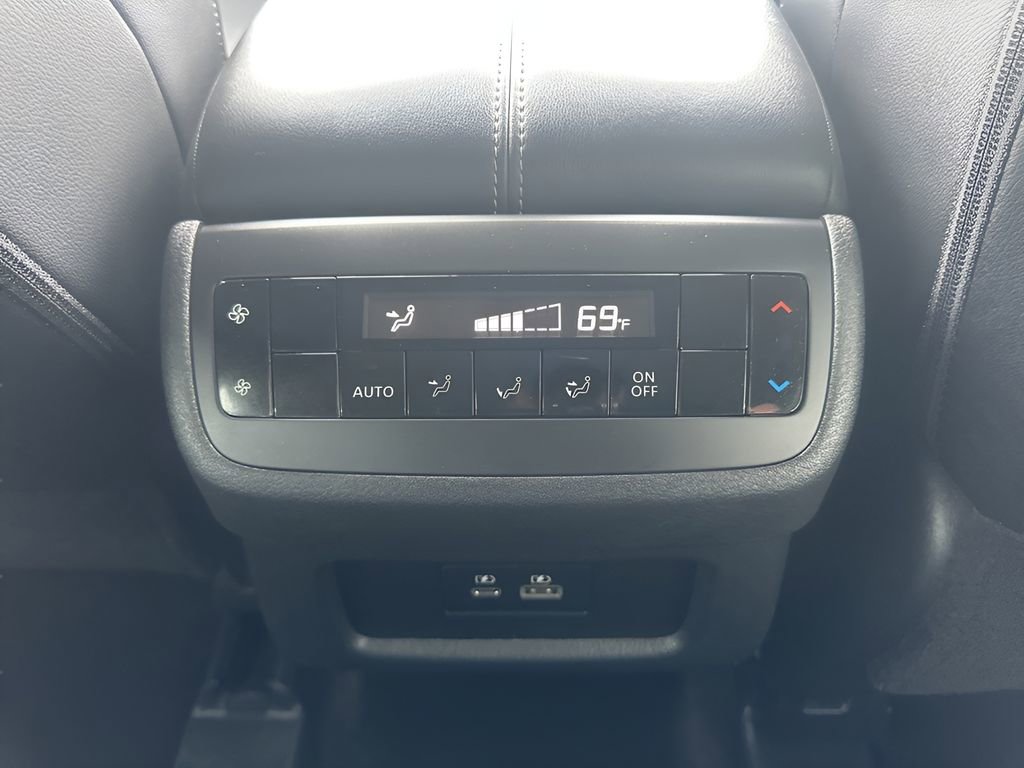 Used 2025 Nissan Pathfinder SL image 13