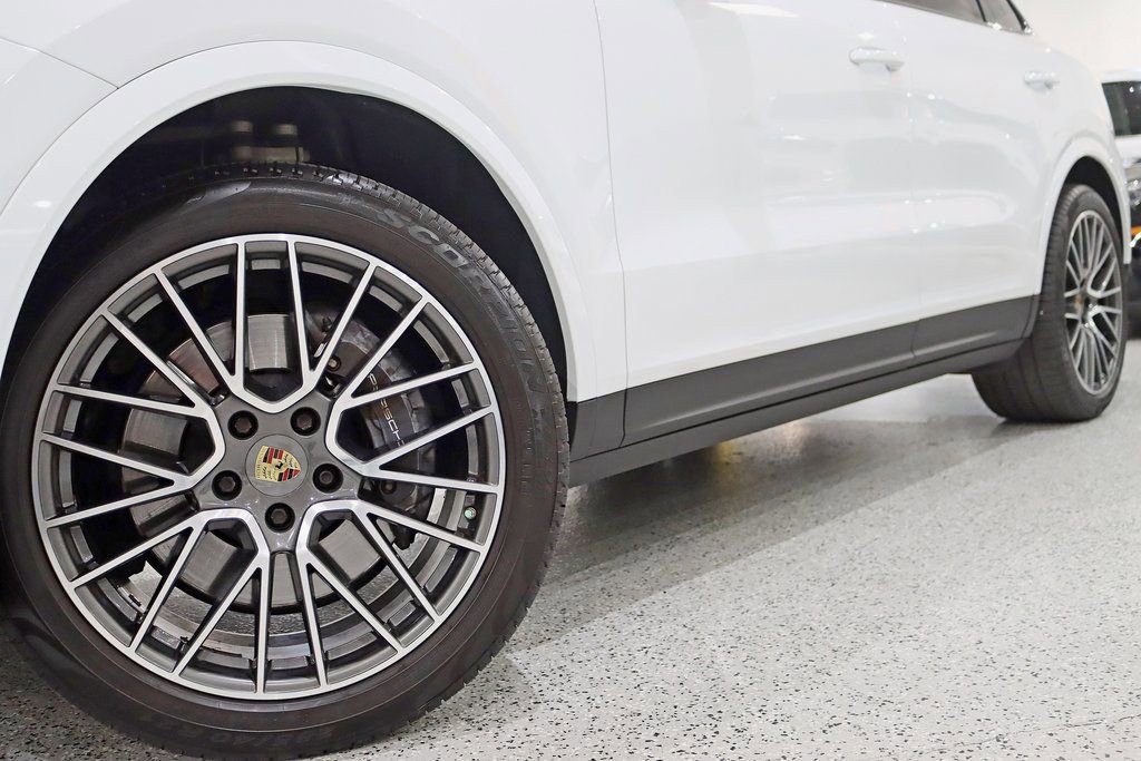 Used 2022 Porsche Cayenne Platinum Edition image 4