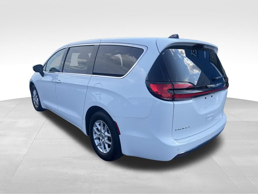 Used 2023 Chrysler Pacifica Touring FWD image 7