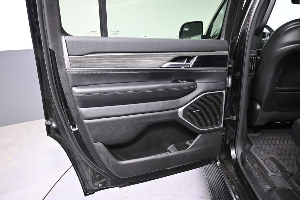Used 2024 Jeep Wagoneer Series III AWD/4WD image 41
