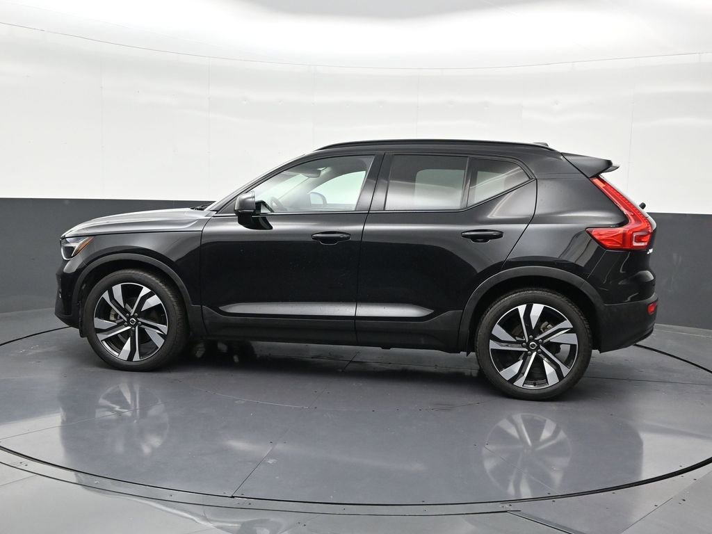 Used 2023 Volvo XC40 B4 Ultimate image 2