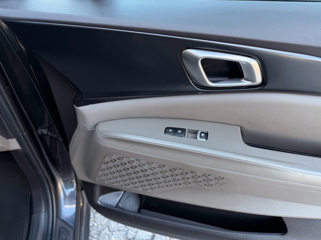 Used 2025 Kia Carnival LX image 26