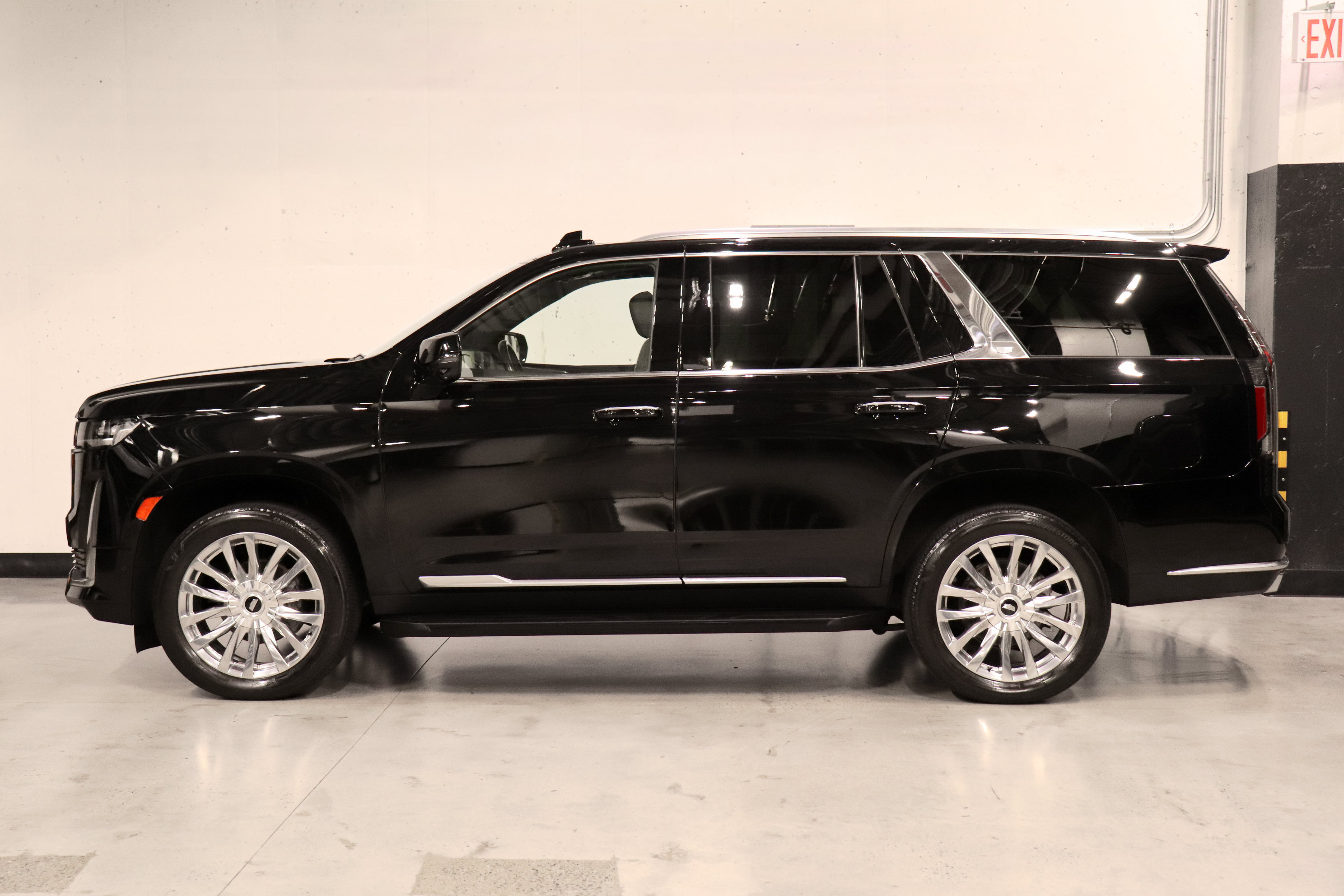 Used 2023 Cadillac Escalade Premium Luxury AWD/4WD image 2