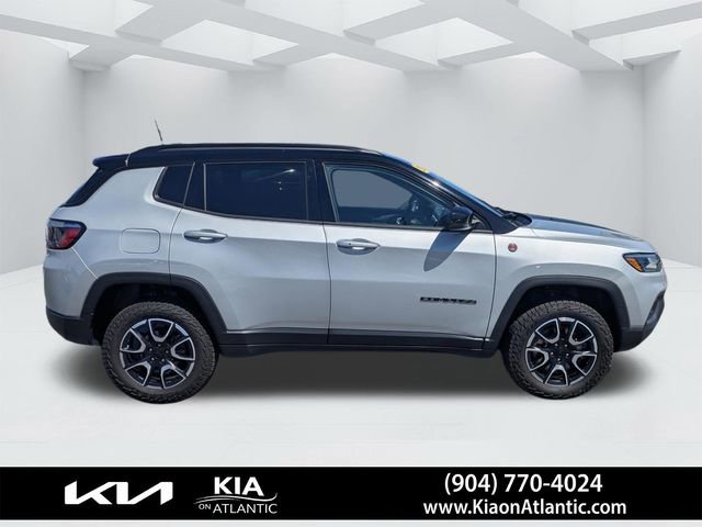 Used 2024 Jeep Compass Trailhawk AWD/4WD image 2