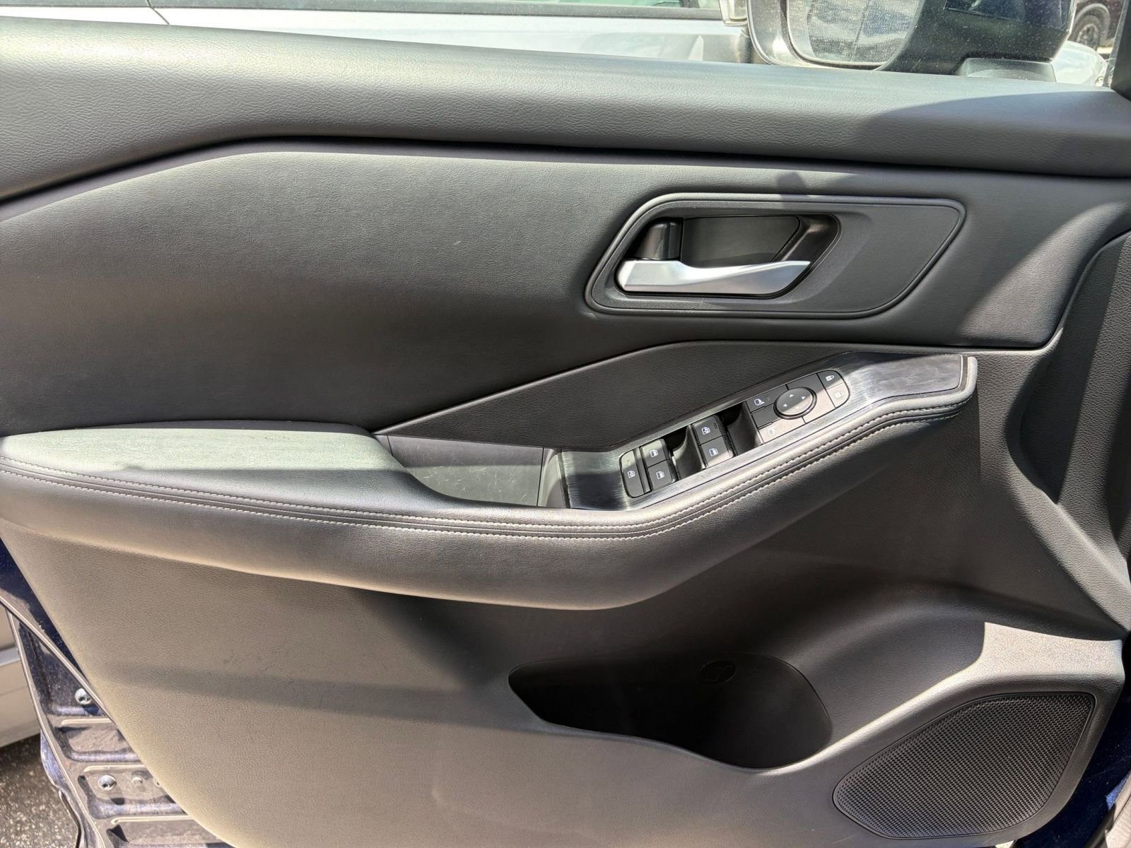 Used 2025 Nissan Rogue SV FWD image 18