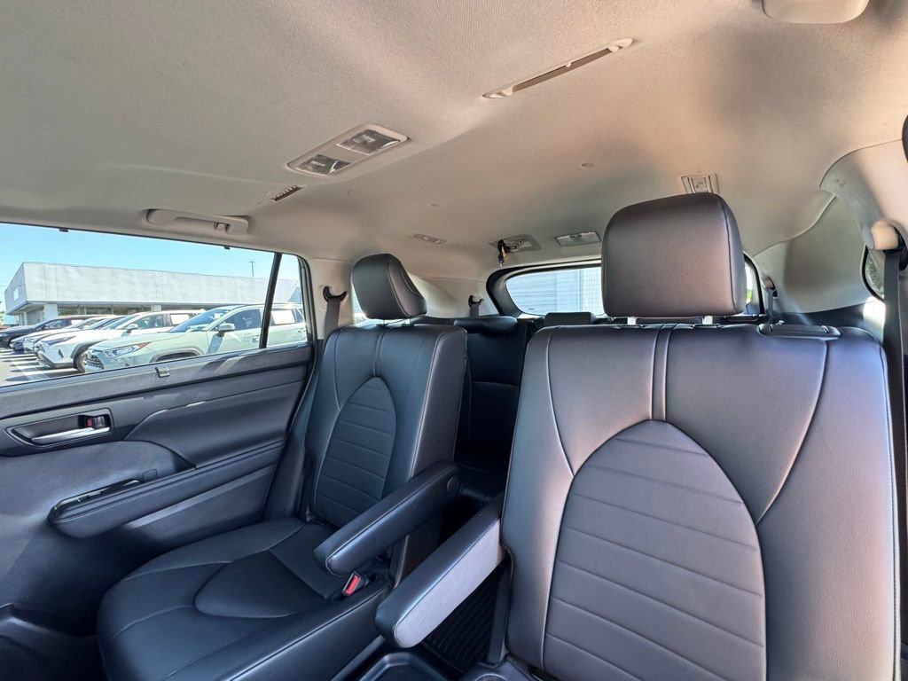 Used 2024 Toyota Highlander XLE FWD image 22