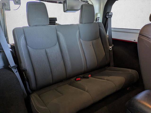 Used 2018 Jeep Wrangler Sahara w/ Connectivity Group AWD/4WD image 18