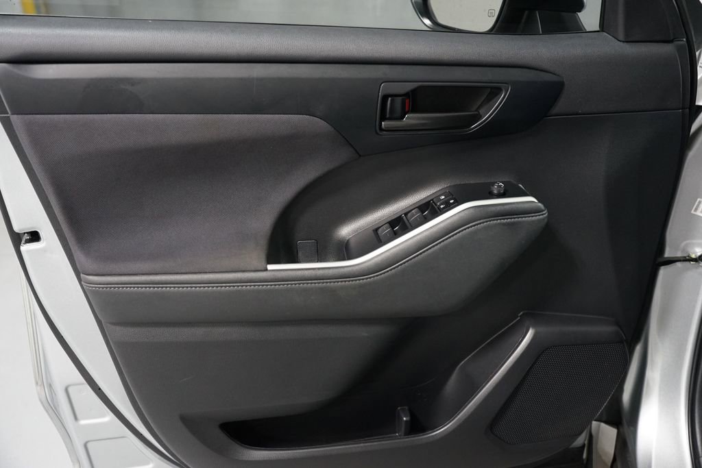 Used 2023 Toyota Highlander LE image 31